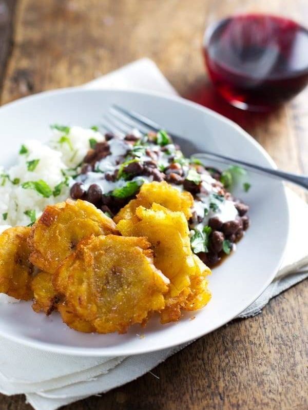 Garlic Tostones: Puerto Rican Fried Plantains perfect with rice and beans. Simple and so addicting. | pinchofyum.com